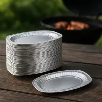 Rustieke houten tafel met daarop een serverschaal vol gegrild vlees en kleurrijke groenten, en een hete barbecue op de achtergrond in de tuin.