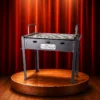 Grill Eko 25 x 40 House of Charcoal BBQ op houten podium met rood gordijn