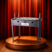 Grill Eko 25 x 40 House of Charcoal BBQ op houten podium met rood gordijn