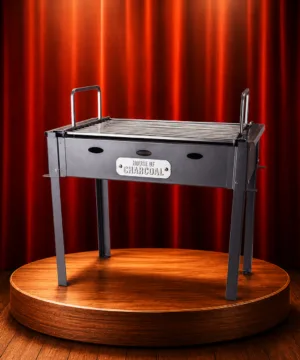 Grill Eko 25 x 40 House of Charcoal BBQ op houten podium met rood gordijn