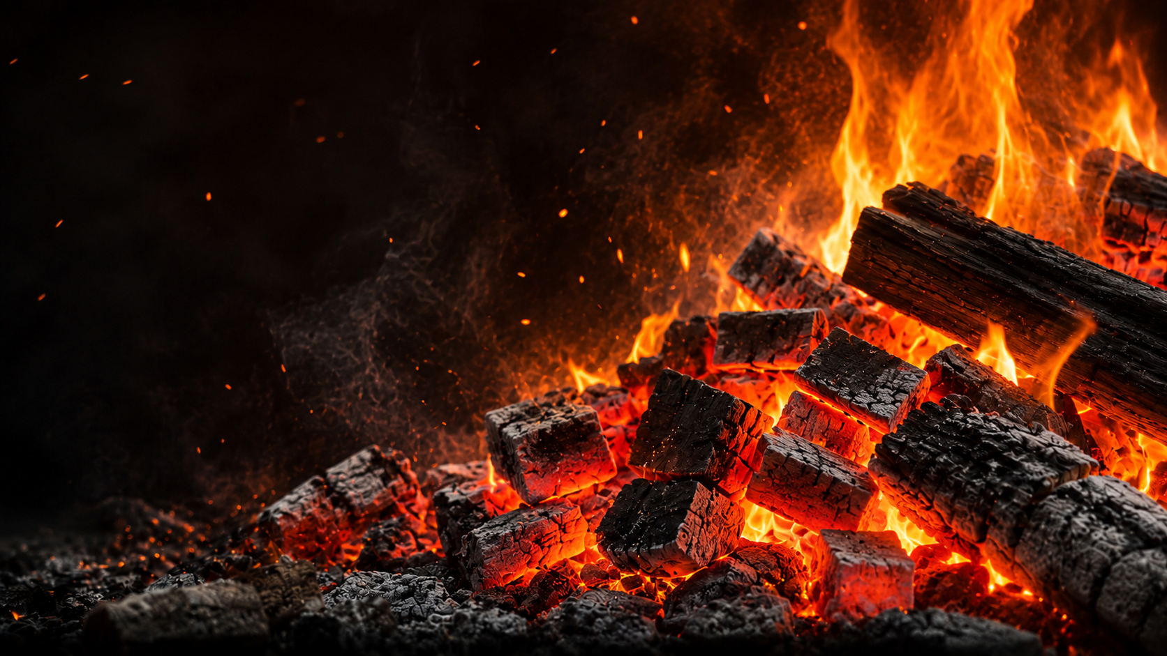 Brandend hout met vlammen en gloeiende White Quebracho houtskool voor BBQ en Argentijnse Parrilla